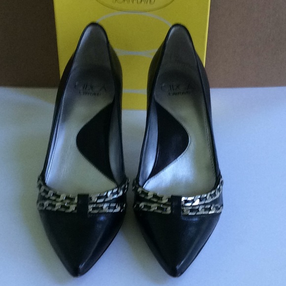 Joan & David Black leather upper heel. - Picture 2 of 7